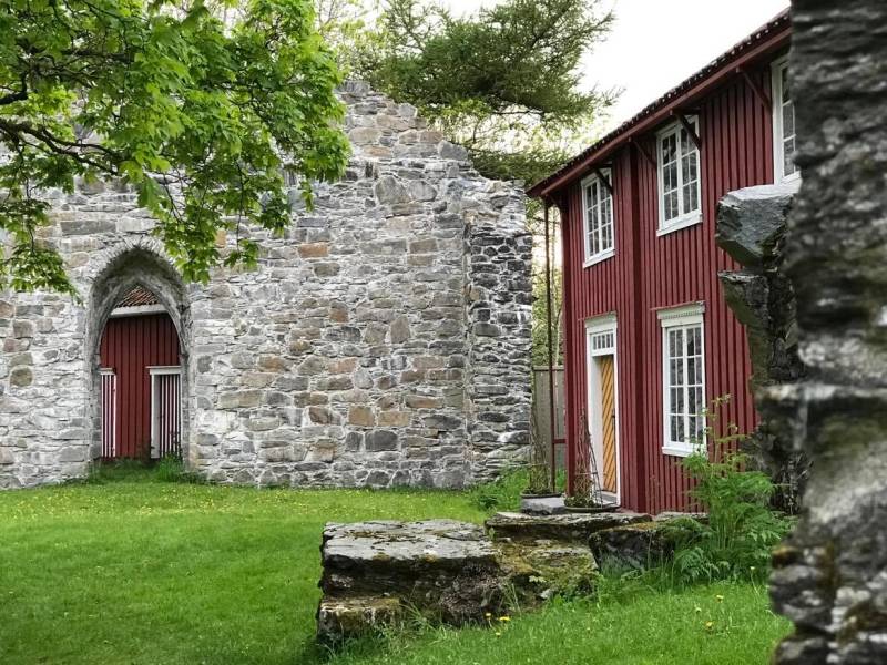 Reins Kloster - ruin og borgstua - foto Elizabeth J.R. Brødreskift
